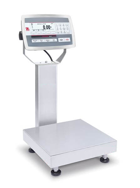 Báscula industrial DEFENDER 5000 de mesa con plataforma y poste de acero inoxidable, mostrando un indicador digital avanzado con pantalla LCD y teclado numérico. Diseñada para aplicaciones industriales y comerciales que requieren durabilidad y múltiples opciones de conectividad